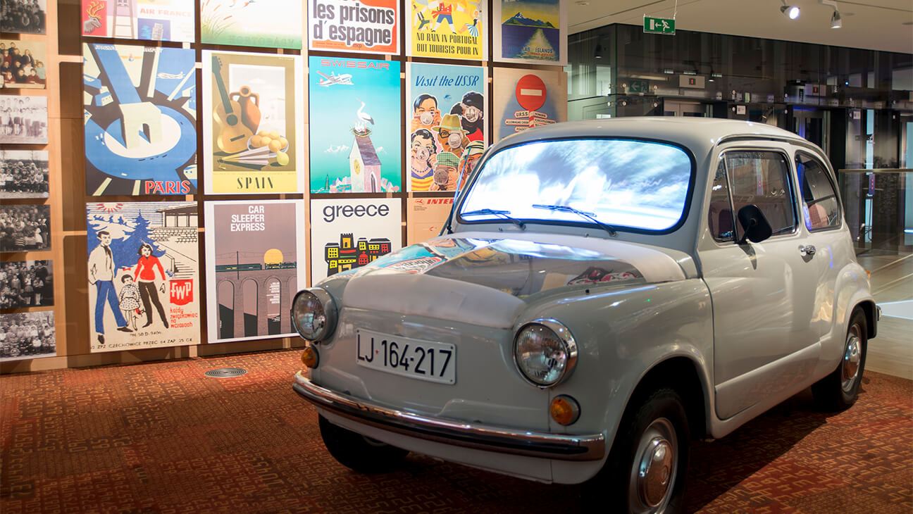 Auto en affiches in het Huis van de Europese geschiedenis