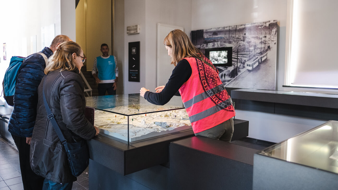 Bezoekers in het riolenmuseum