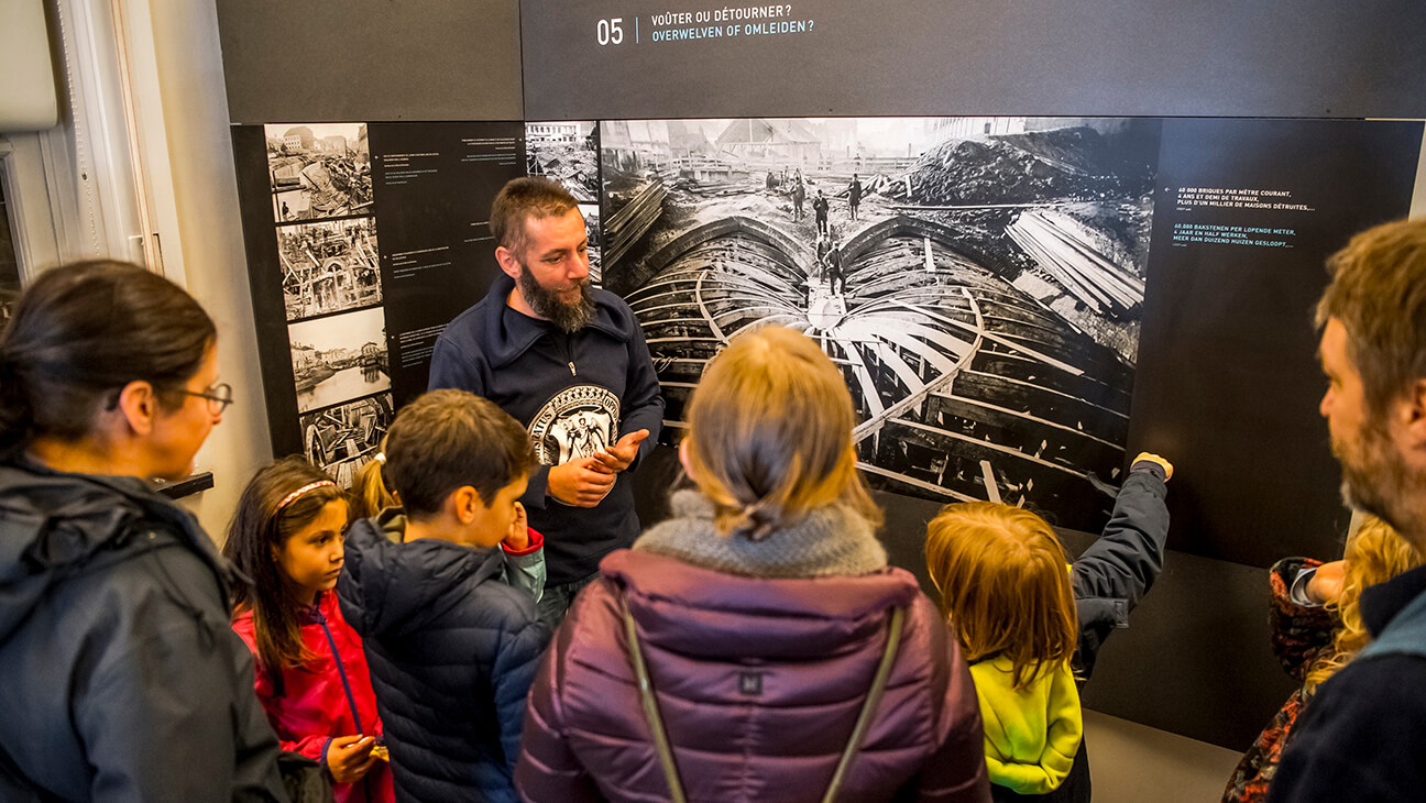 Bezoekers met een gids in het riolenmuseum