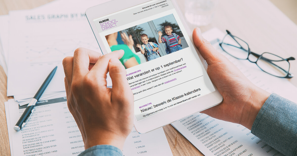 Directeur checkt nieuwsbrief 'Schooldirect' op zijn tablet