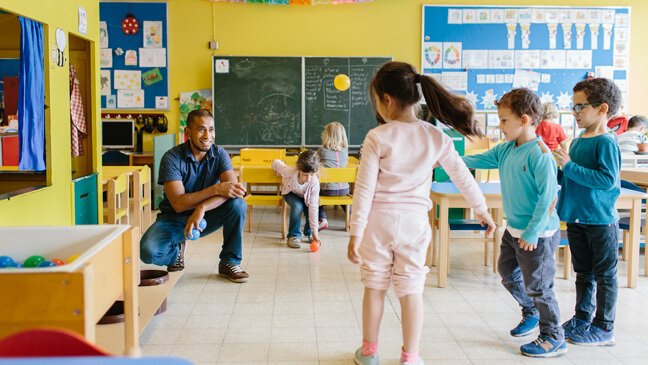 leerkracht Mathew in de klas