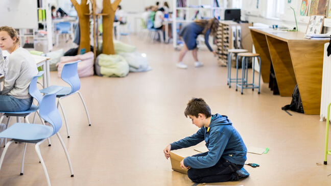 nieuwe school starten: jongen in de studio in Oostende