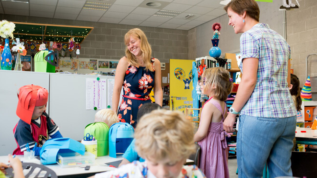 Beide juffen aan het werk in hun nesten en families in plaats van klassen