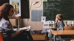 Laïla Koubaa leest voor in de klas