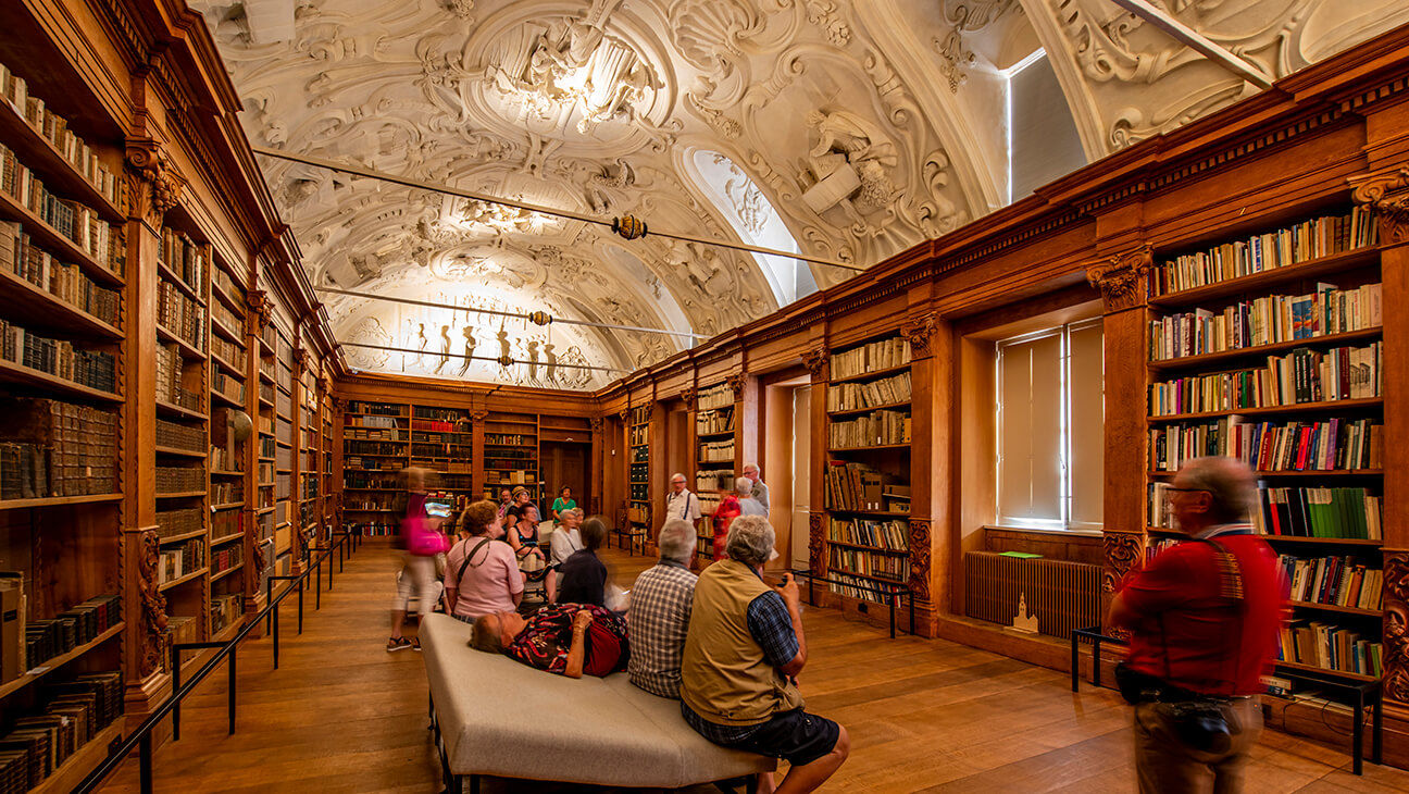 Bezoekers in een zaal in Parcum