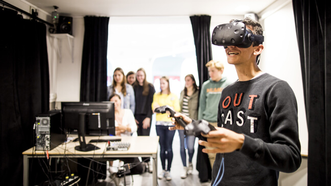 onderwijsvernieuwing: leerling met virtualreality-bril