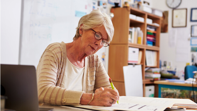 leraar ouder dan 55 aan het werk