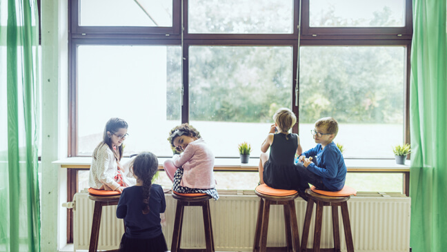 leerlingen tijdens de middagpauze in de refter