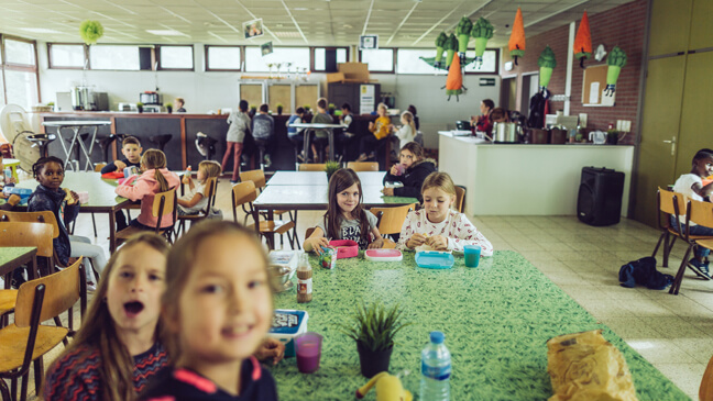 leerlingen tijdens de middagpauze in de refter