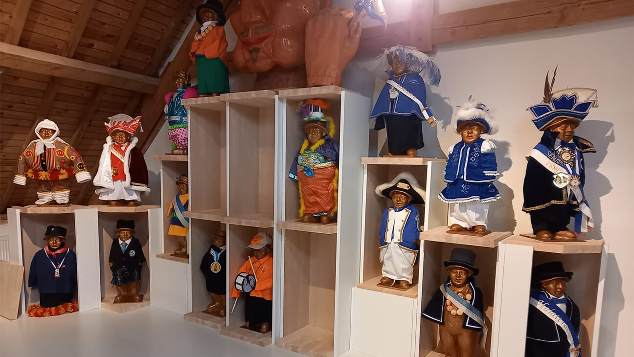 Zaal met poppen in museum AST