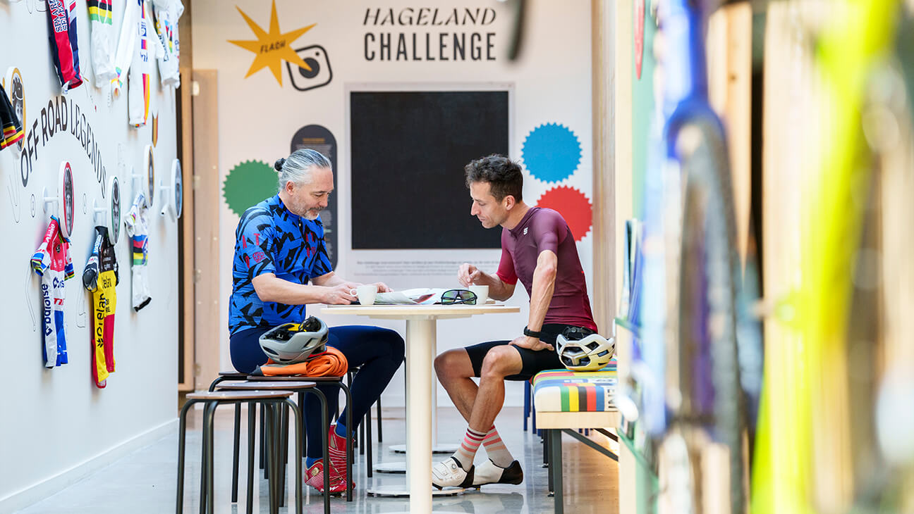 2 mannen in het Sven Nys Cycling Center