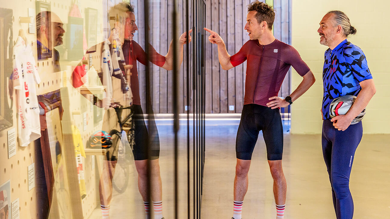 2 mannen in een zaal van het Sven Nys Cycling Center