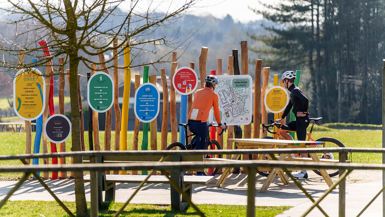 2 mannen buiten aan het Sven Nys Cycling Center