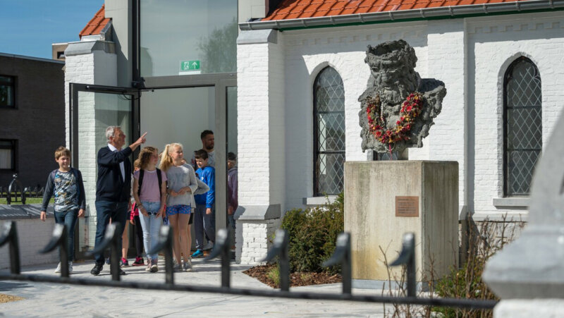 Buitengevel met bezoekers voor het Damiaanmuseum in Tremelo