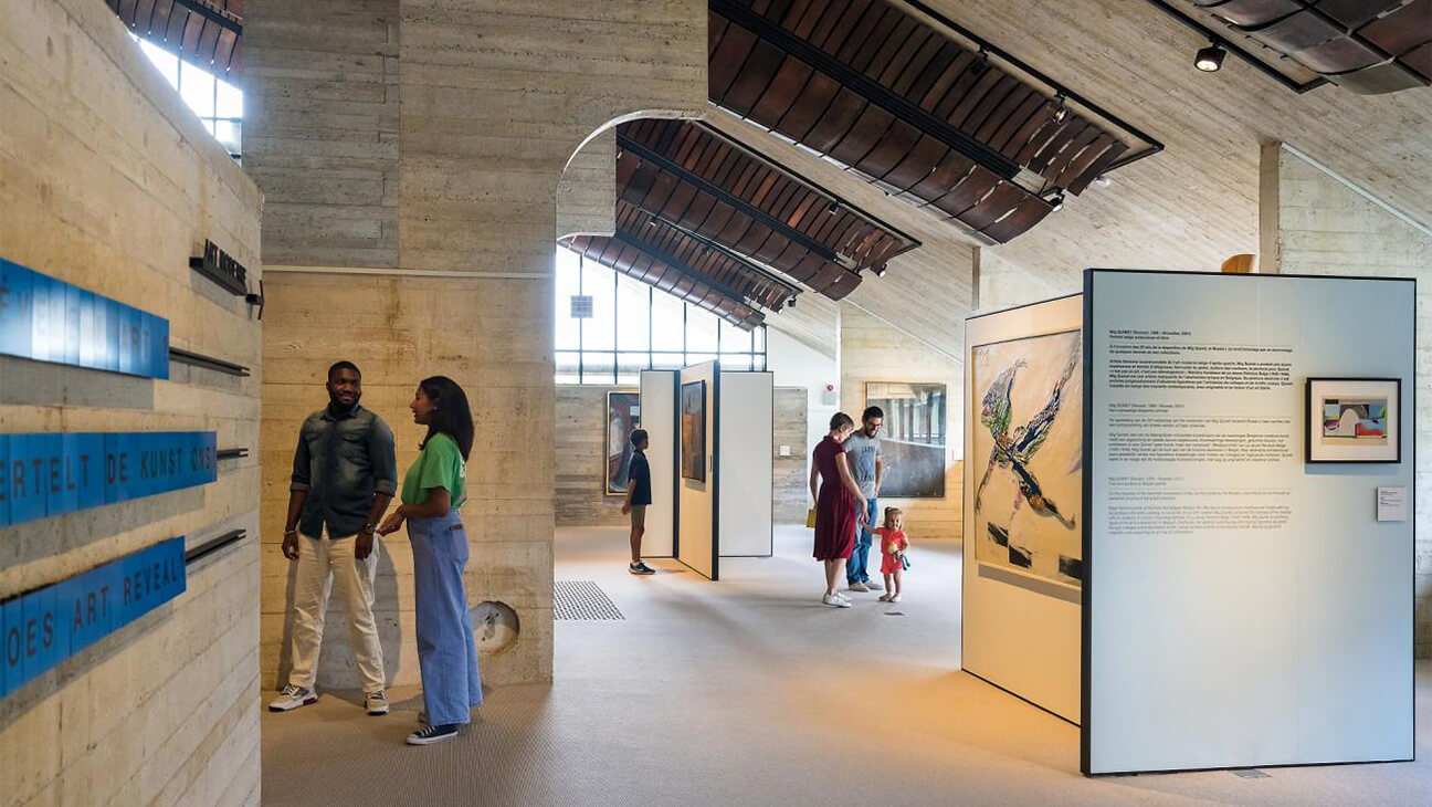 Bezoekers in een zaal van het Musée universitaire de Louvain