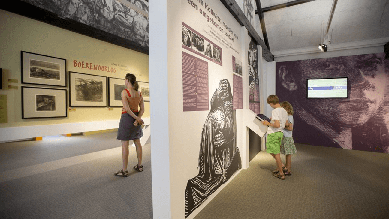 Foto van bezoekers in een zaal van het Käthe Kollwitz Museum