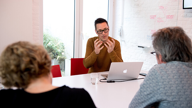 Frederik Picard legt the golden circle uit aan 2 personen