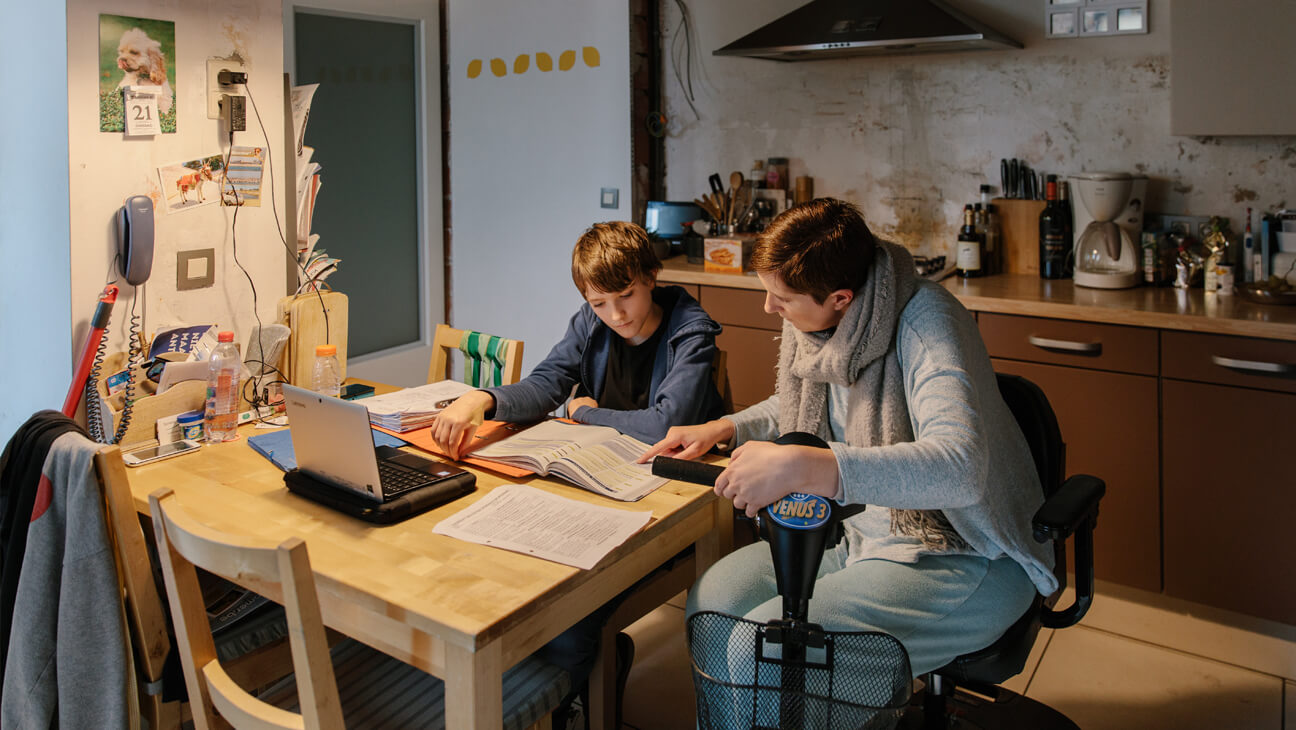 Io maakt eerst zijn huiswerk, daarna helpt hij zijn mama koken.