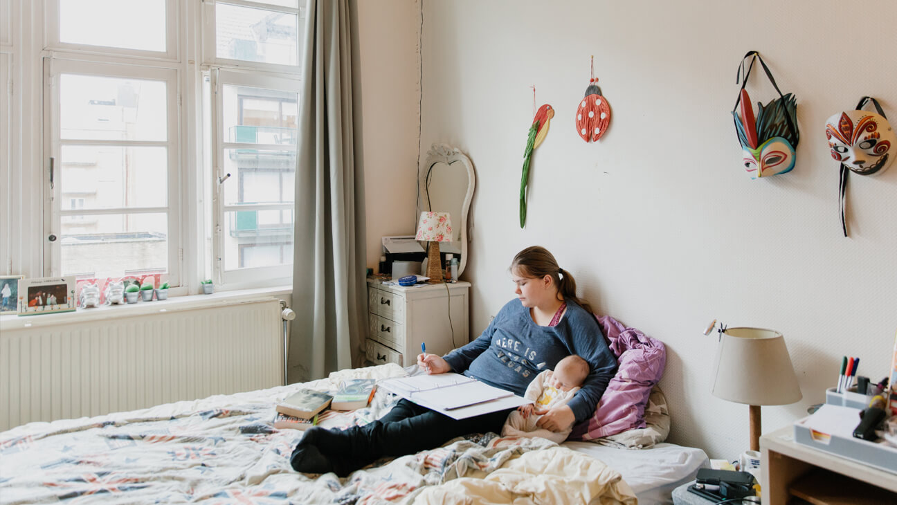 Belenna is een jonge mama. Via Bednet kan ze thuis de les volgen. Dochter Begrena helpt graag met het huiswerk.