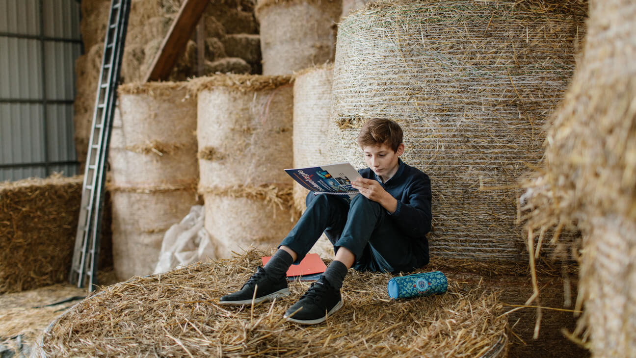 Wout woont op een boerderij. Zodra hij kan, is hij buiten. Daar beseft hij nauwelijks dat hij huiswerk aan het maken is.