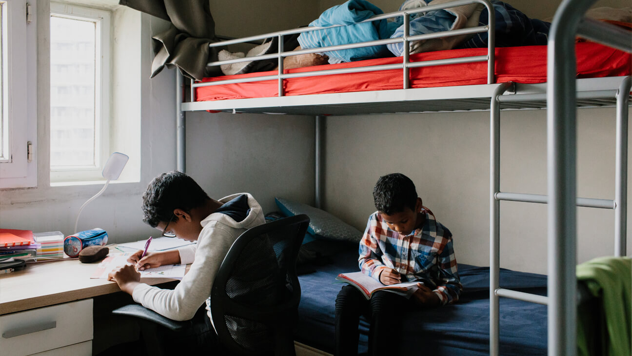 6 kinderen, 1 flat, 2 kamers. En dus delen Mahdi en Yassin een bureau.