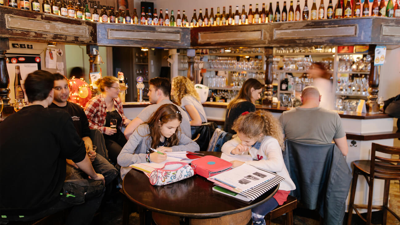 De mama van Tobine en Billie runt een café: “We maken ons huiswerk het liefst in het café. Daar zijn we dicht bij onze mama.”