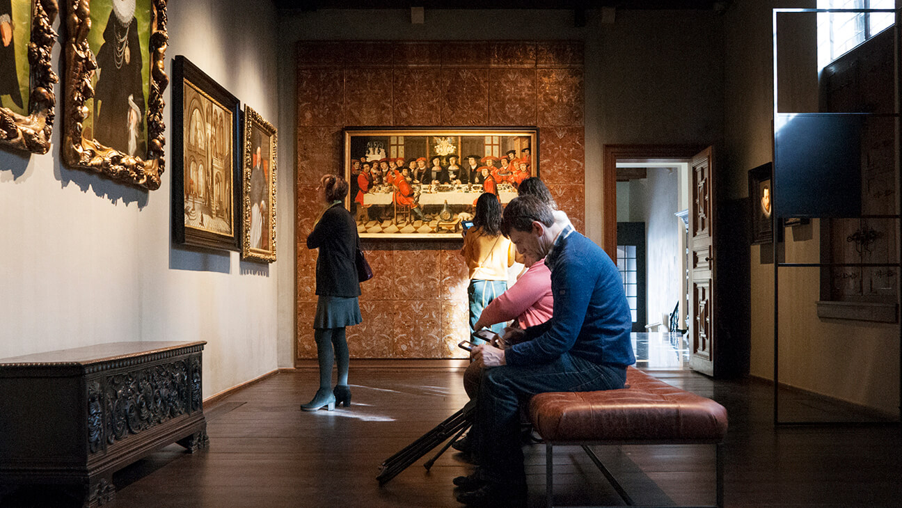 bezoekers in een zaal van het Snijders&Rockoxhuis