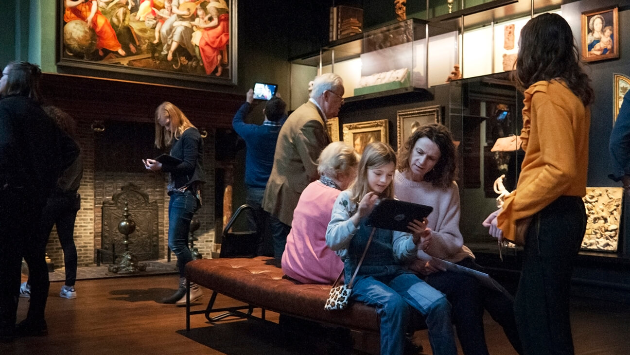 bezoekers in een zaal van het Snijders&Rockoxhuis