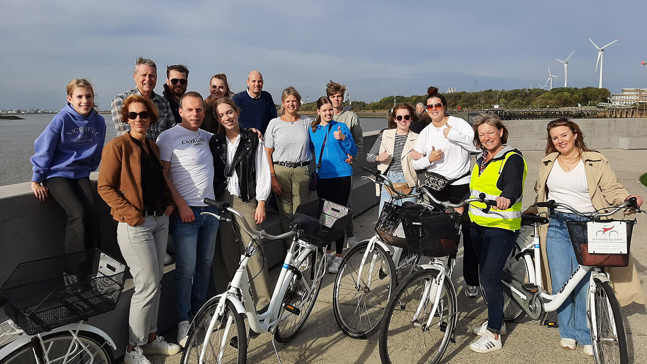 Groep fietsers in de stad Antwerpen