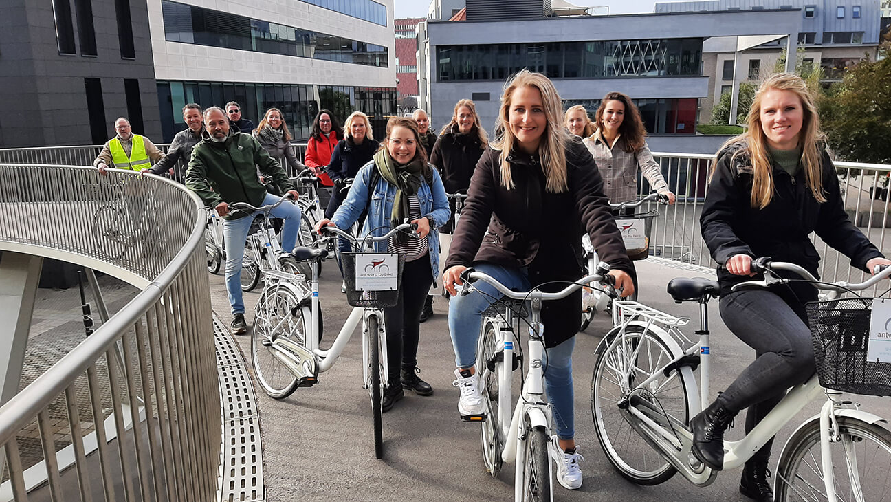 Groep fietsers in de stad Antwerpen Antwerp by Bike