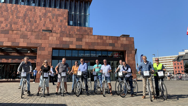 Fietsers voor het MAS in Antwerpen