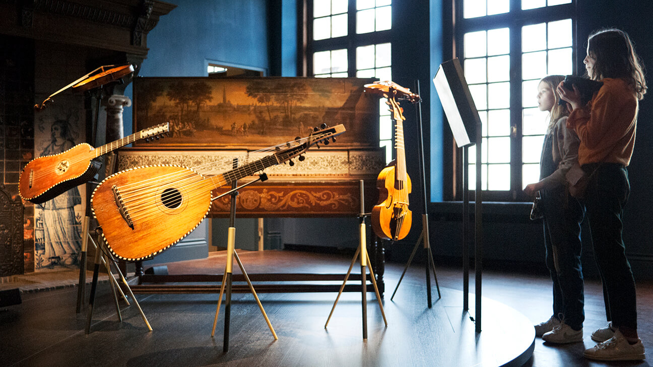 Kinderen kijken naar muziekinstrumenten