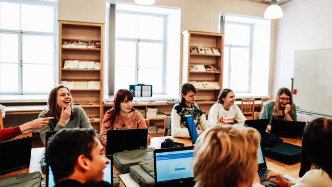 Estland: groep Vlaamse en Estse leerlingen met laptops