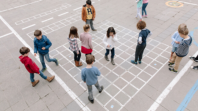 kinderen op het 100-veld