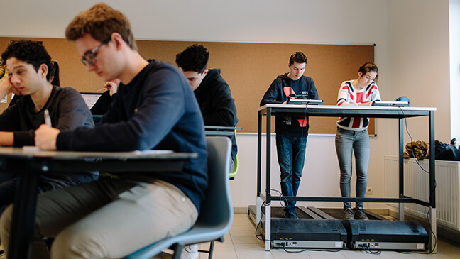 2 leerlingen op loopband tijdens de les