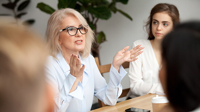 directeur in een vergadering met leraren