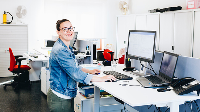 Femke Demeester aan een standing desk