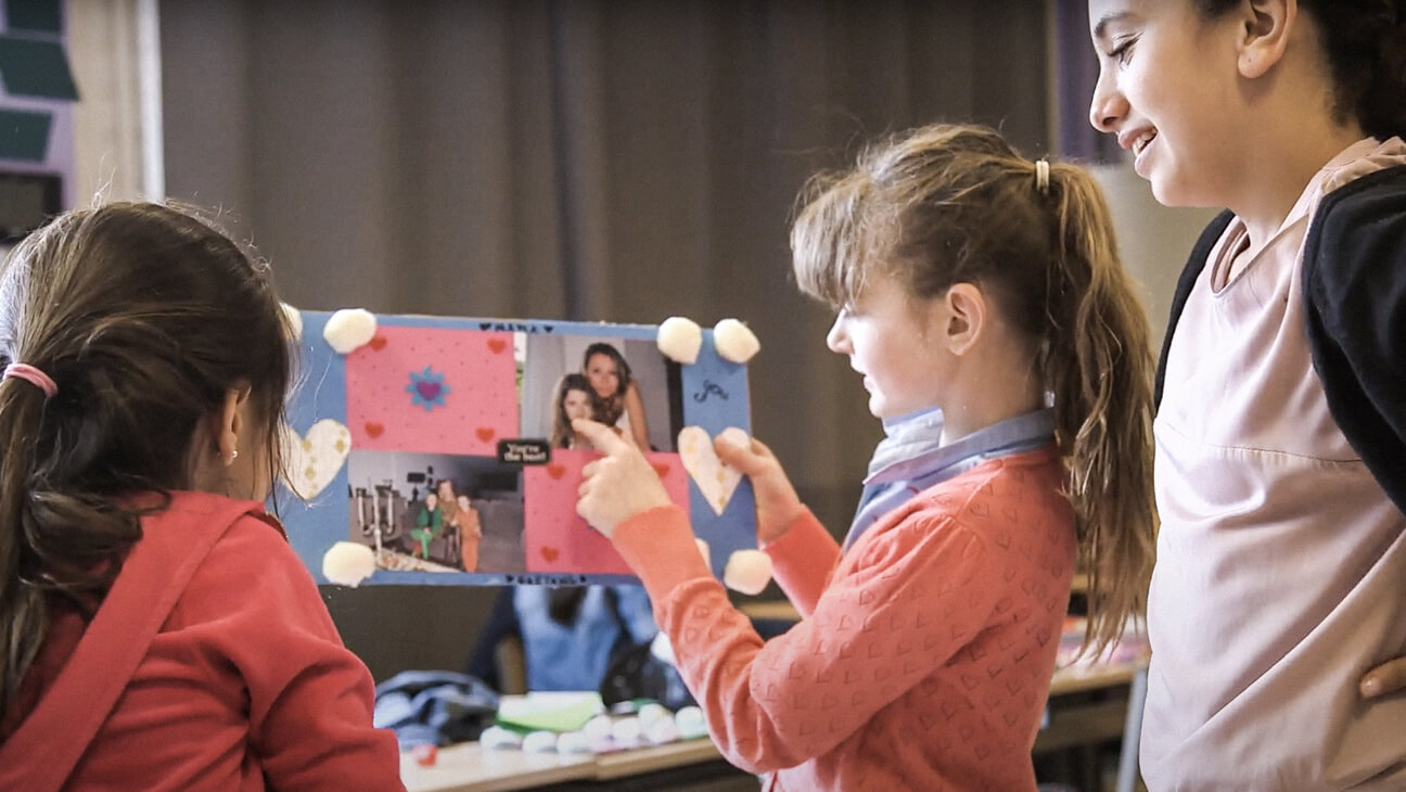 preventie tegen pesten: meisjes werken samen in de klas