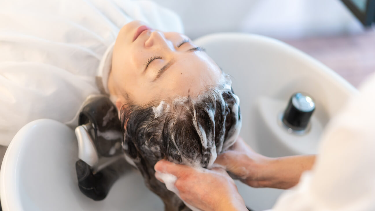 Haren worden gewassen in kapsalon