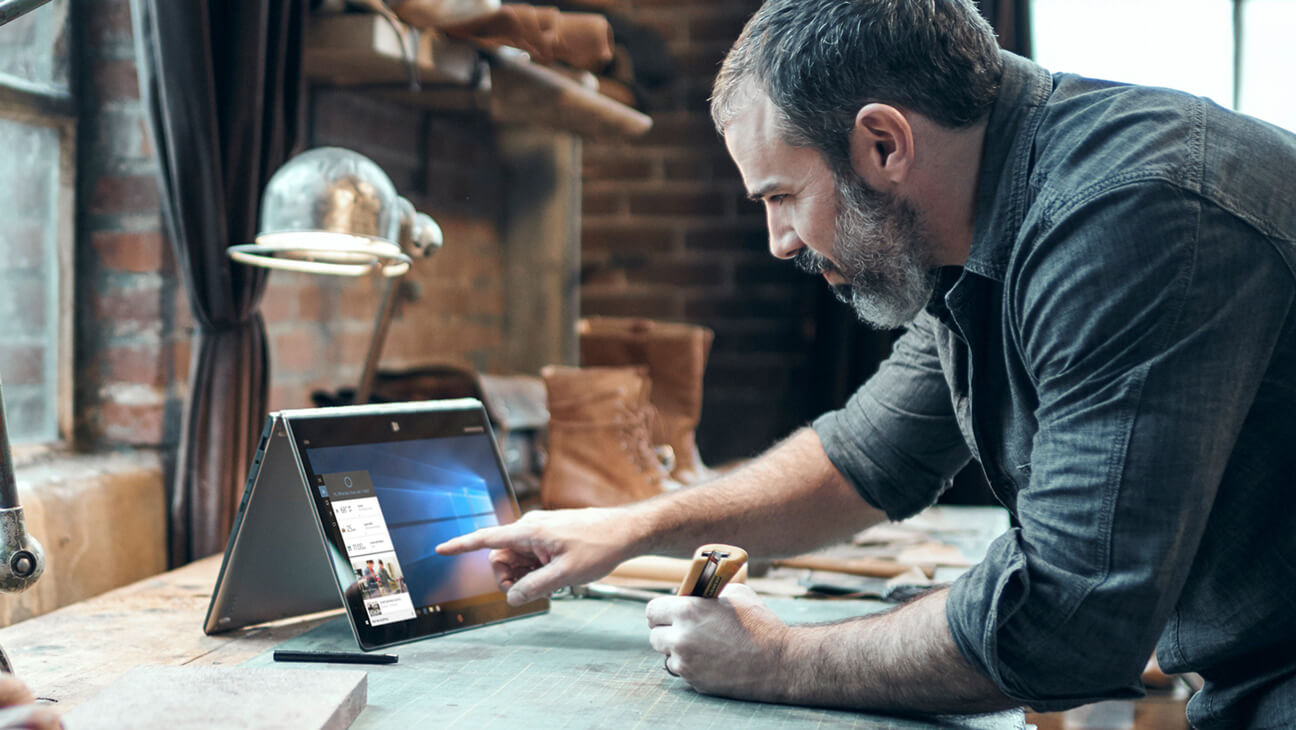 Man met tablet van PC Warehouse