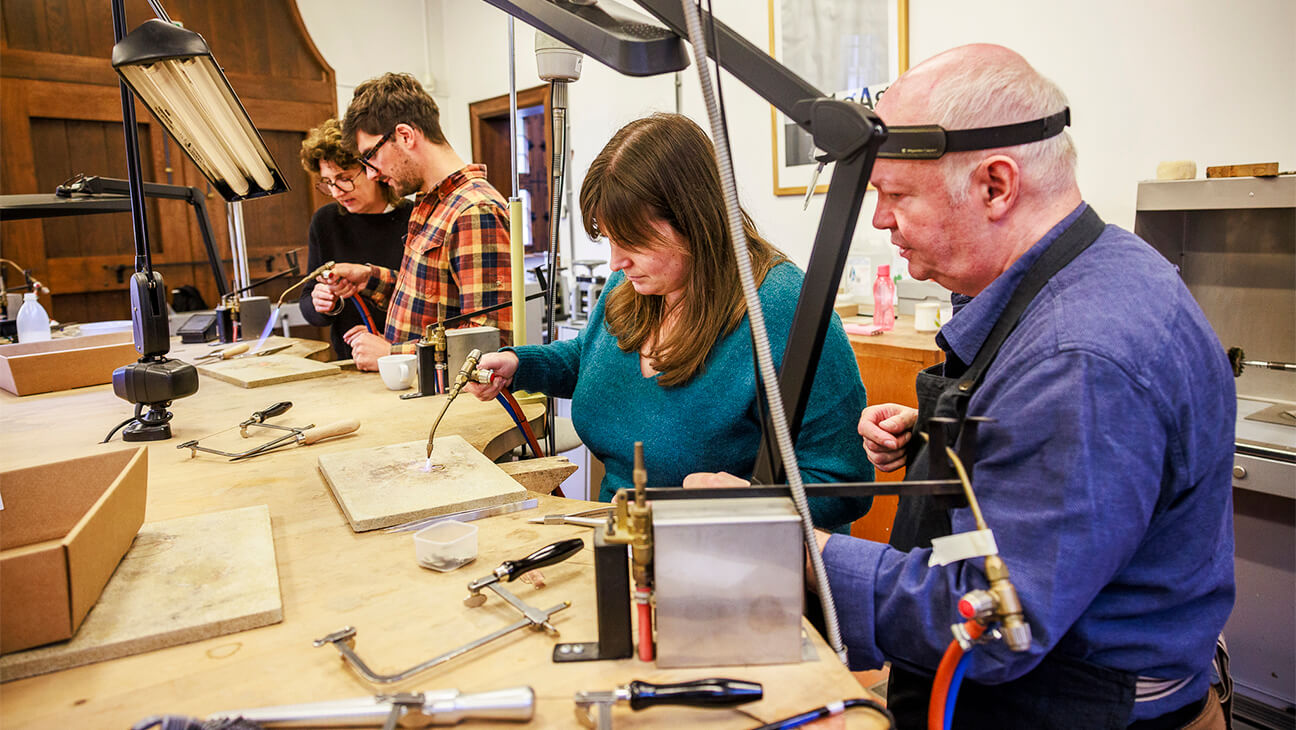 Bezoekers in een workshop in DIVA museum
