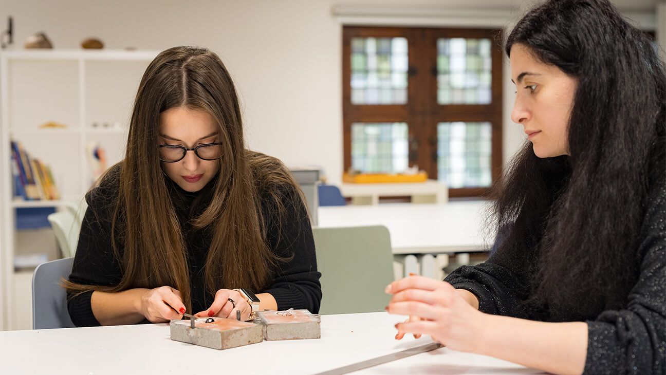 2 vrouwen in een workshop in DIVA museum