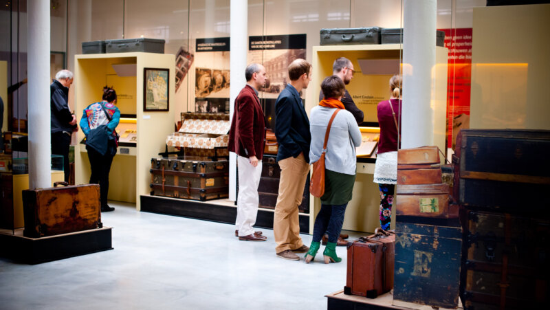 Bezoeker Red star line Museum in Antwerpen kijken naar koffers