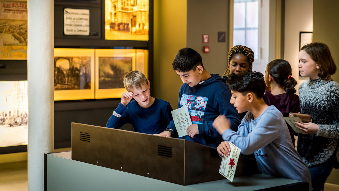 Leerlingen lager onderwijs op stap in het Red star line museum te Antwerpen