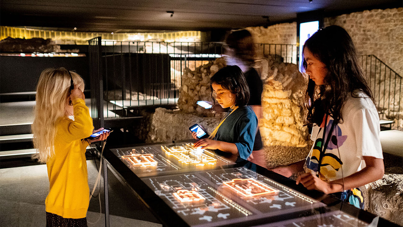 Bezoeker in Teseum, schatkamer en archeologische site