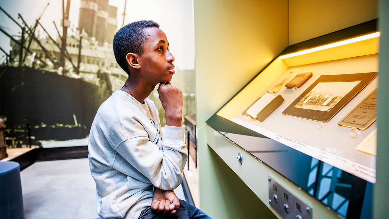 Jongen in het red star line museum