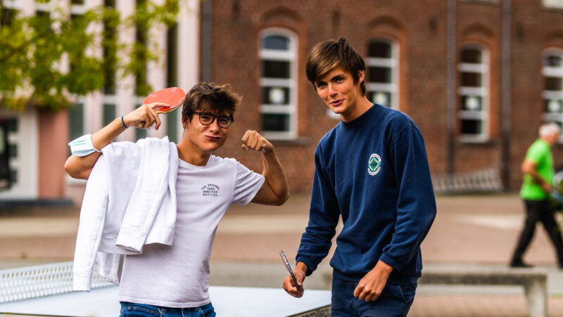 Jongeren spelen ping pong op taalkamp met Ruysschaert