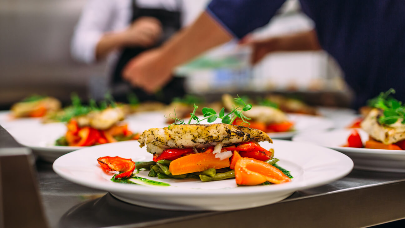 Borden worden klaargemaakt in de keuken