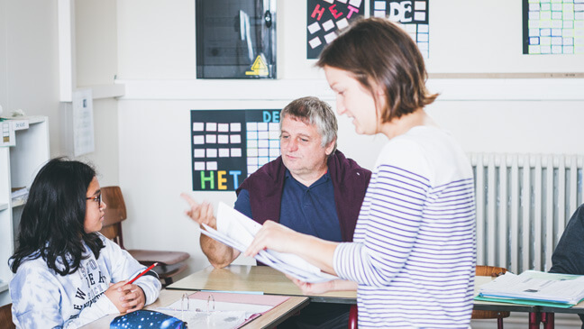 Peter begeleidt nieuwkomers die doorstromen van de onthaalklas (OKAN) naar het reguliere onderwijs.