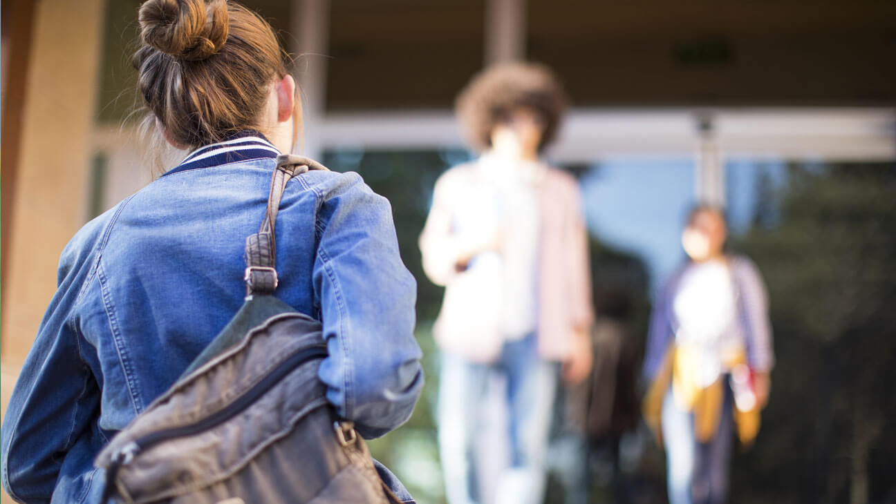 Leerling aan schoolpoort